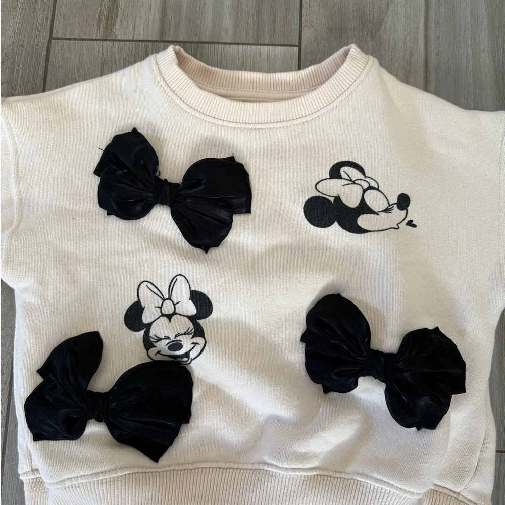 Zara Girls Disney Minnie Mouse Bow sweater Cream and Black Graphic Sweatshirt